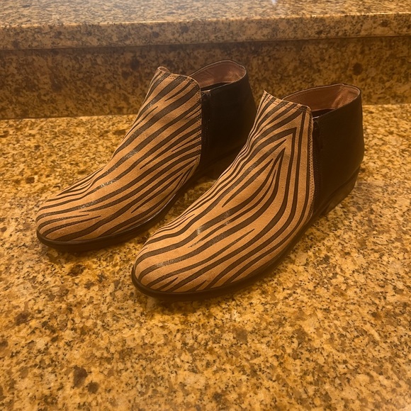 Naot Helm Low Heel Ankle Boots Booties Zebra Stripe Leather Beige Black 42 11.5 - Picture 1 of 12